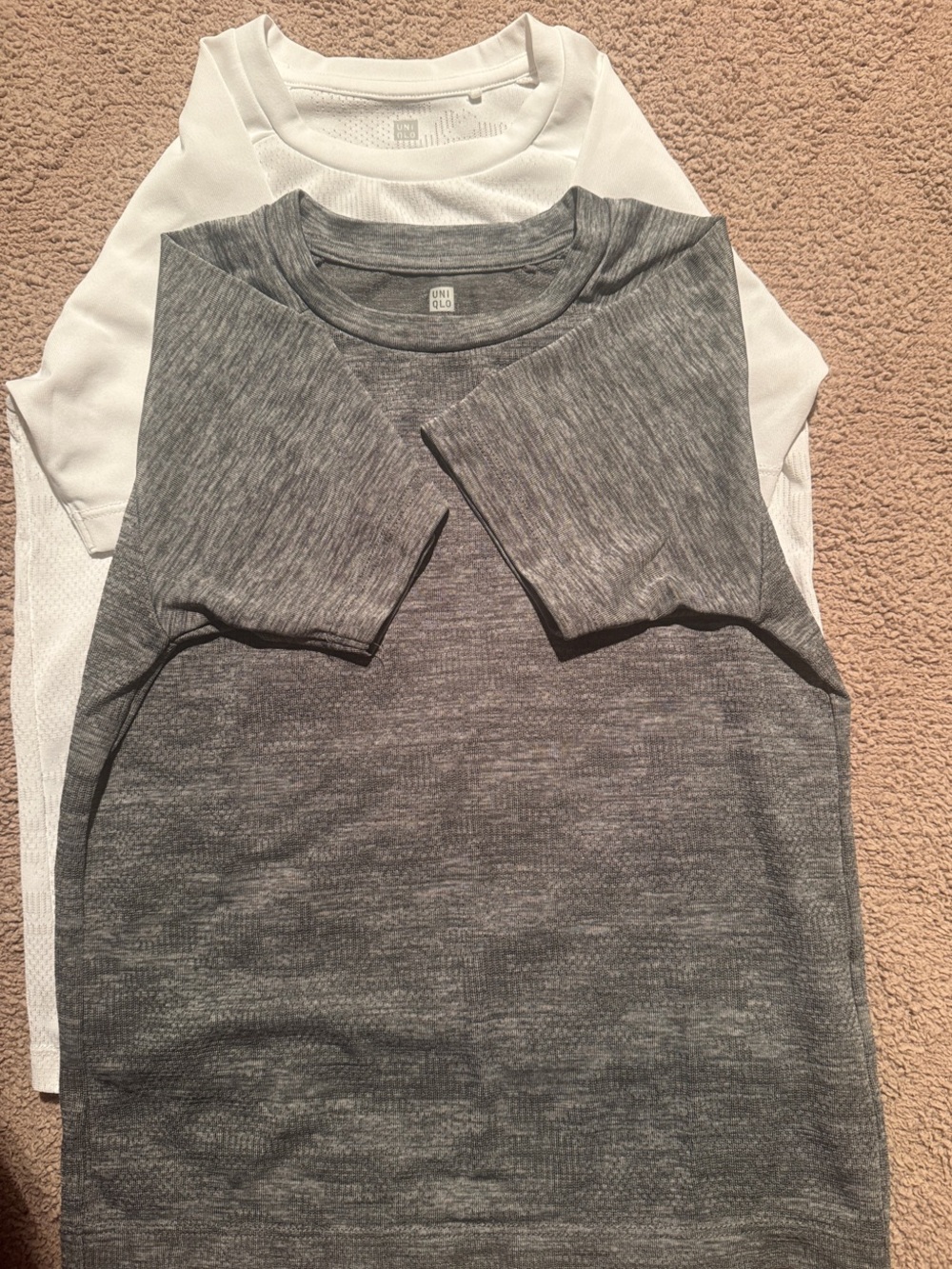 5/6 size Uniqlo Kids Short Sleeve Tee Set in Gray & White